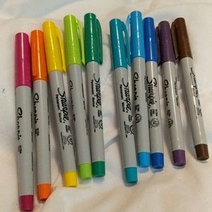 Set of fine tip sharpies